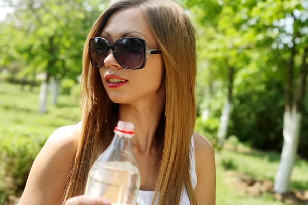 Perfil de la hermosa mujer que va a beber un poco de agua — Foto de Stock