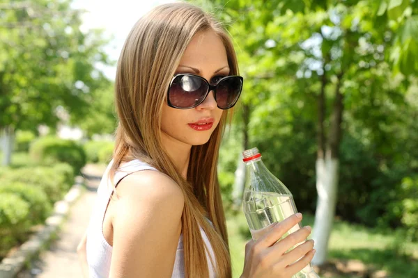 いくつかの水を飲むしようとすると、美しい女性のプロファイル — ストック写真