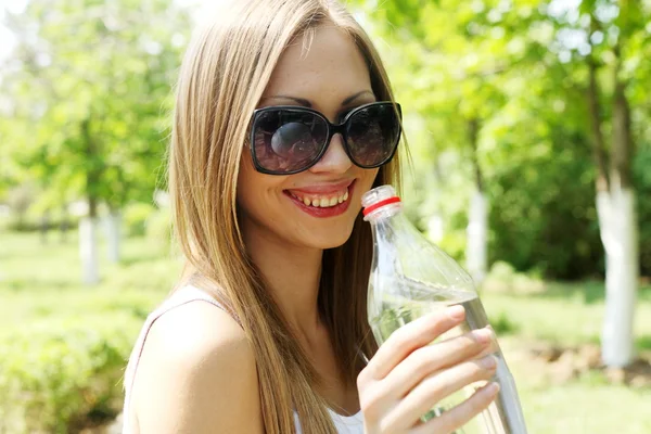 Biraz su içmek için güzel bir kadın profili — Stok fotoğraf