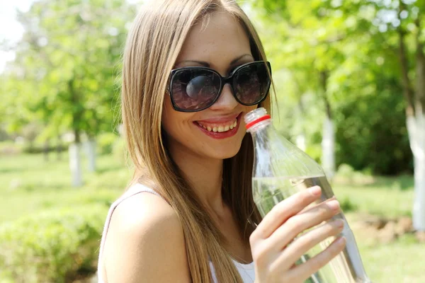 Profil krásná žena pít vodu z plastové láhve — Stock fotografie