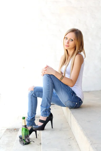 Ženský teenager, sedí na schodech — Stock fotografie