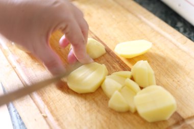 dilimlenmiş patates yumrular yapraklarda