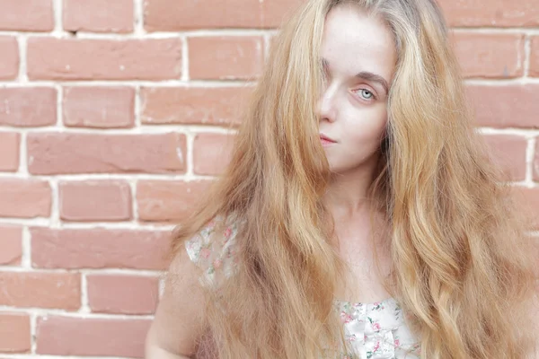 Blond Woman And Brick Wall — Stock Photo, Image