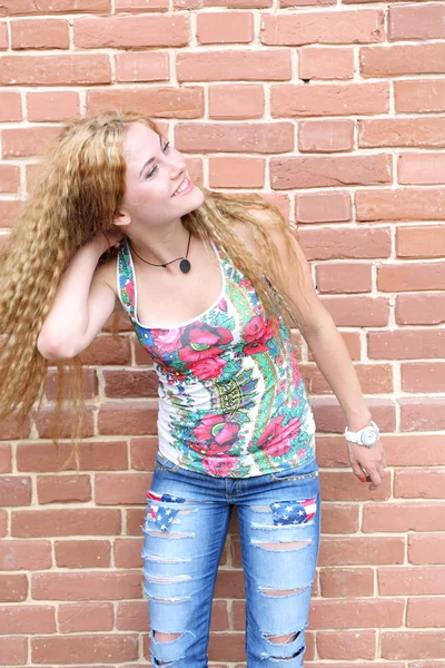 Blond Woman And Brick Wall — Stock Photo, Image