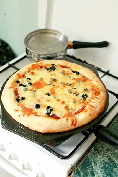 Pizza con prosciutto, pepe e olive — Foto Stock