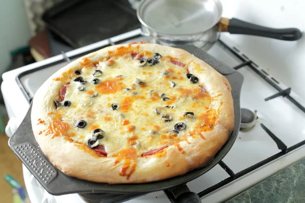 La pizza molto italiana — Foto Stock