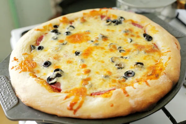 ハム、コショウ、オリーブのピザ — ストック写真