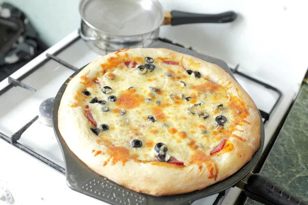 料理のピザ カプリチョーザ — ストック写真