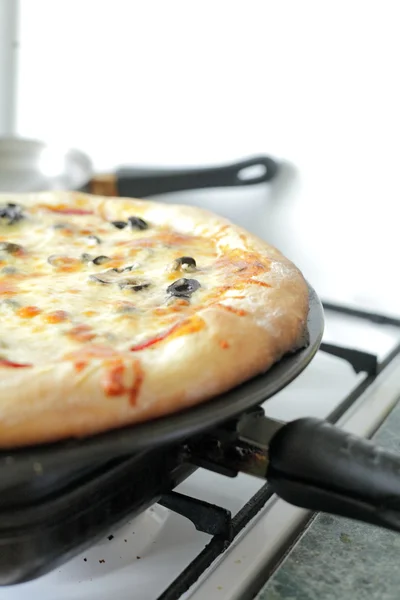 Freshly baked vegetarian pizza — Stock Photo, Image