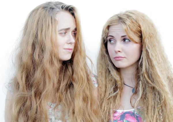 看着对方的两个 20-24 岁困惑金发女孩 — 图库照片