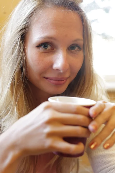 La jeune belle fille avec une tasse — Photo