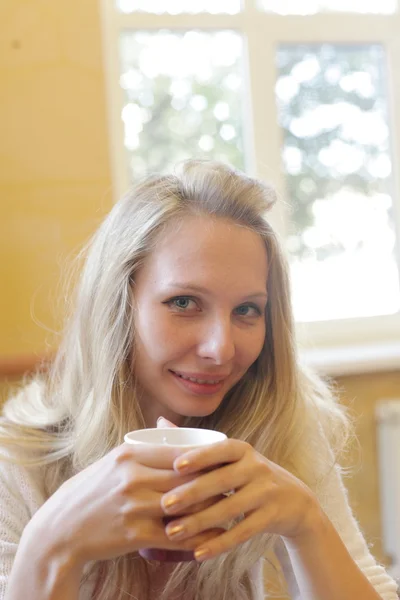 La jeune belle fille avec une tasse — Photo