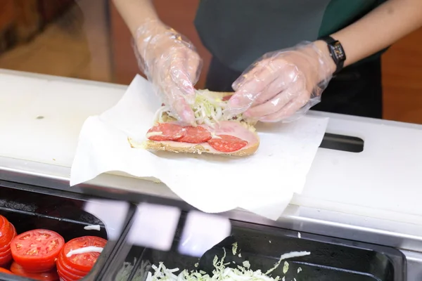 yarısı kadar lezzetli metro baget sandviç ile marul, domates, jambon, tu