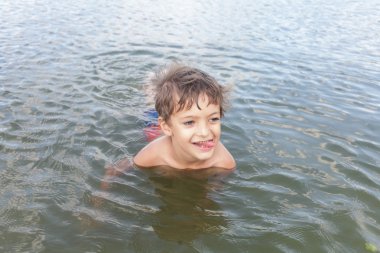 Suda oynayan çocuk