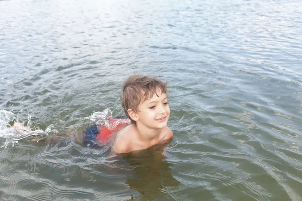 水の中で遊ぶ子供は — ストック写真