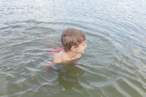 水の中で遊ぶ子供は — ストック写真
