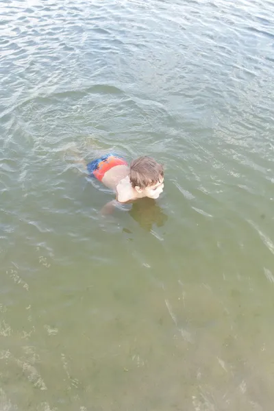 Child playing in the water — Stock Photo, Image