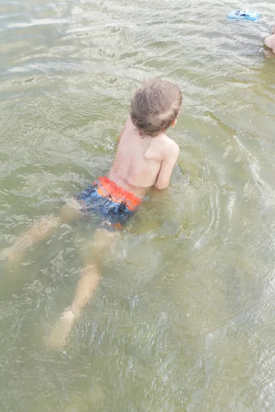 Ребенок играет в воде — стоковое фото
