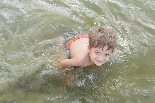 水の中で遊ぶ子供は — ストック写真