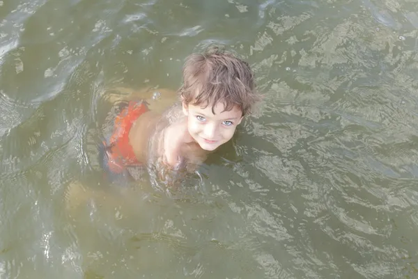Παιδί που παίζει στο νερό — Φωτογραφία Αρχείου