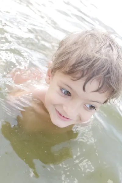 Child playing in the water — Stock Photo, Image