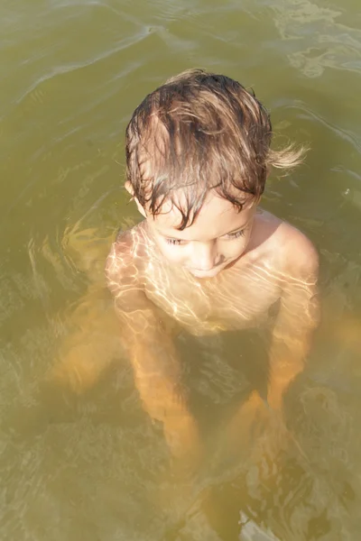 水の中で遊ぶ子供は — ストック写真