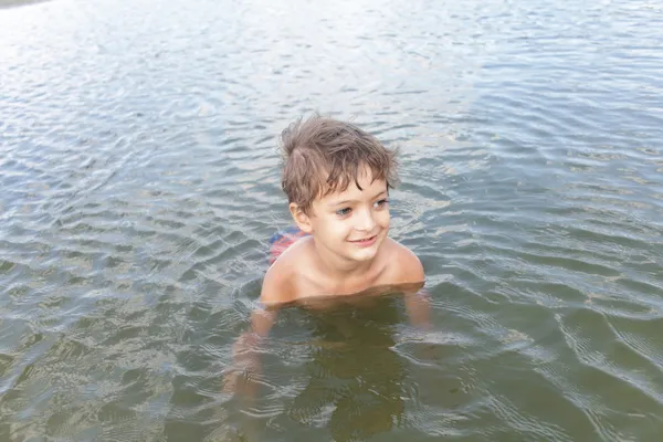 Child playing in the water — Stock Photo, Image