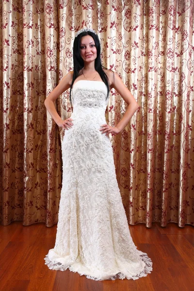 Belleza joven novia vestida en ... —  Fotos de Stock