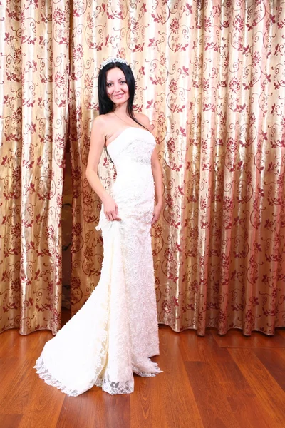 Belleza joven novia vestida en ... —  Fotos de Stock