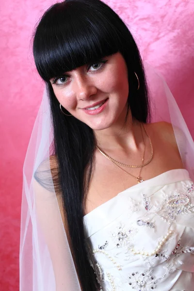 美丽的黑发新娘在红色特写 — 图库照片