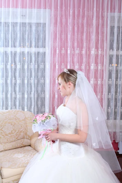 Gelukkige bruid met een boeket — Stockfoto