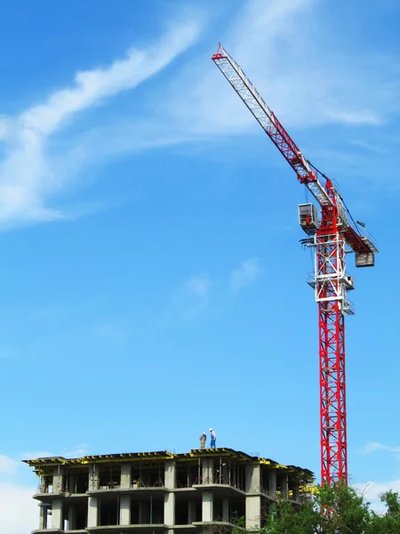 Crane and building construction site against blue sky — Stock Photo, Image