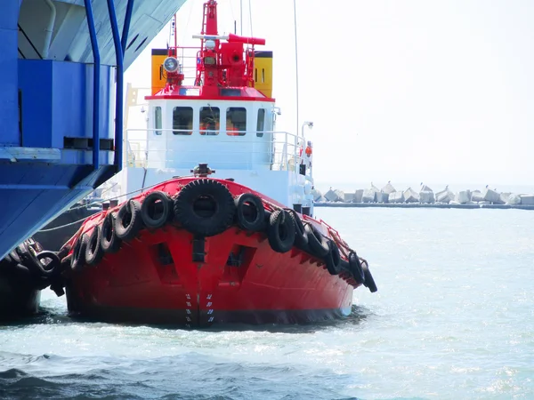 Barco remolcador rojo — Foto de Stock