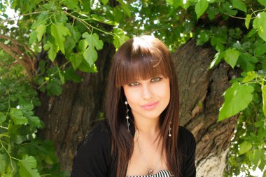 esmer kız gülümseyerek