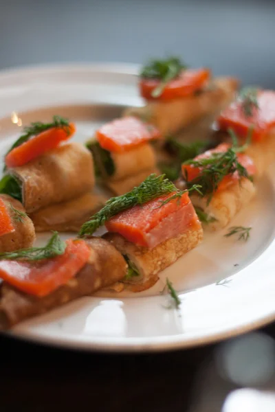 Saumon gastronomique et salade enveloppée — Photo