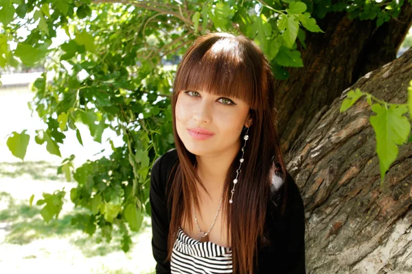 Mujer joven hermosa feliz — Foto de Stock