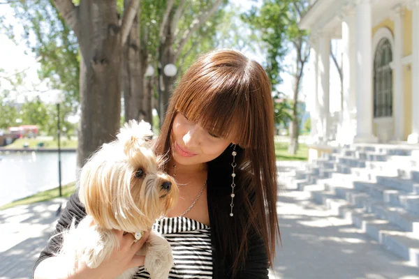 Schöne Frau mit kleinem Hund — Stockfoto