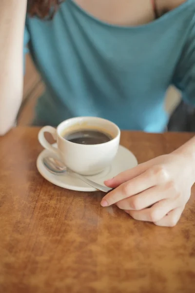 Handen met een kopje koffie — Stockfoto