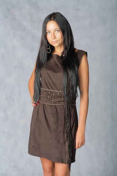 Brunette jongedame inbrown jurk — Stockfoto