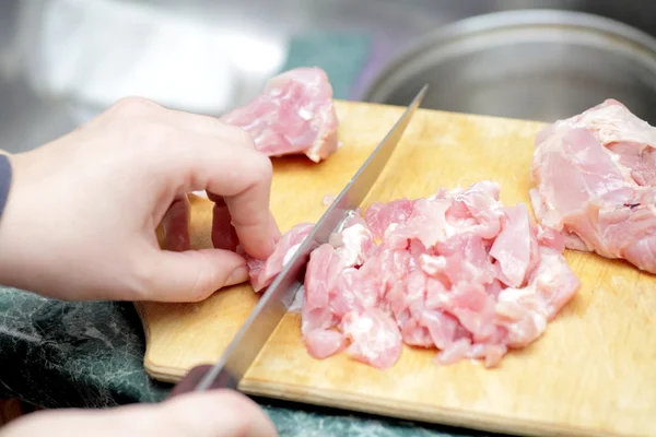 Tagliare la carne su una tavola — Foto Stock