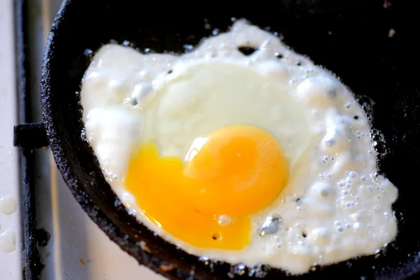 Uovo su una pentola — Foto Stock