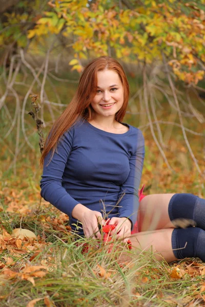 Chica romántica sentada en hojas de otoño —  Fotos de Stock