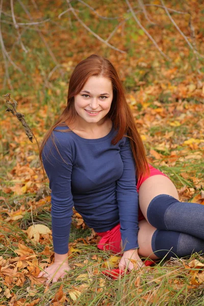 Romantyczne dziewczynka siedzi jesienią liście — Zdjęcie stockowe