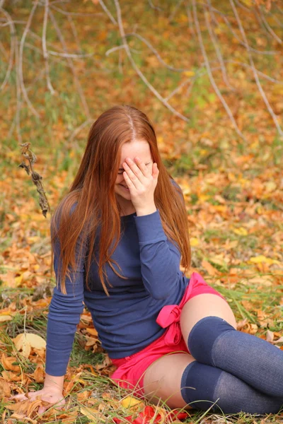 Žena sedící v parku — Stock fotografie