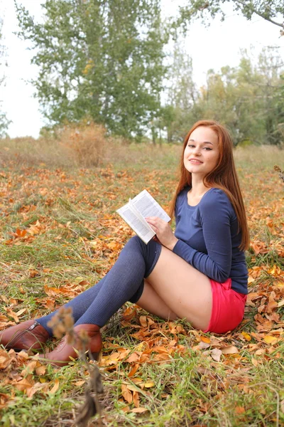 Fiatal, gyönyörű lány gazdaság nyitott könyv, olvasd el — Stock Fotó