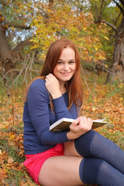 Giovane, bella ragazza che tiene un libro aperto, leggere — Foto Stock