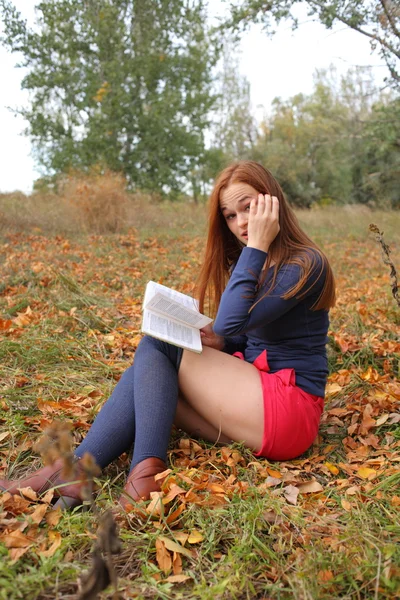 Giovane, bella ragazza che tiene un libro aperto, leggere — Foto Stock