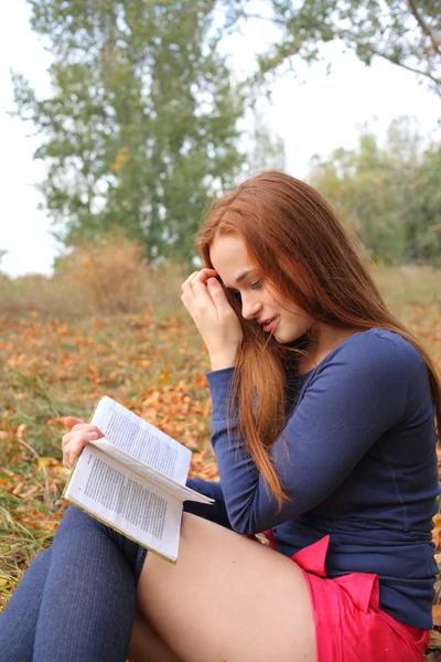 Jovem, menina bonita segurando um livro aberto, leia — Fotografia de Stock