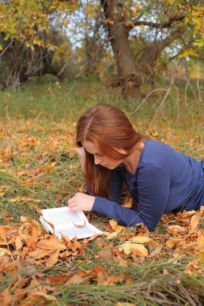 Jonge, mooie meisje houdt een open boek, lezen — Stockfoto