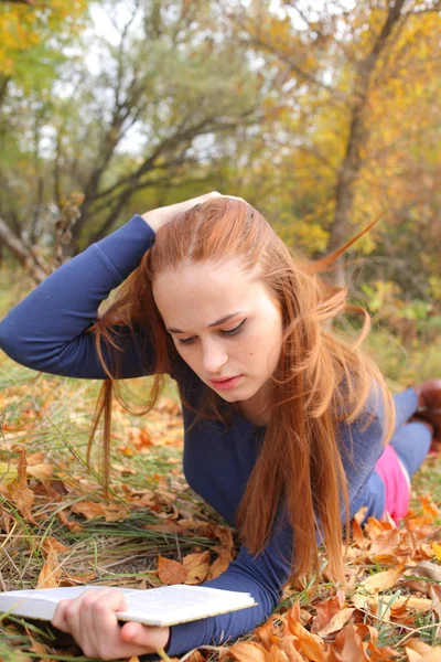 Jovem, menina bonita segurando um livro aberto, leia — Fotografia de Stock